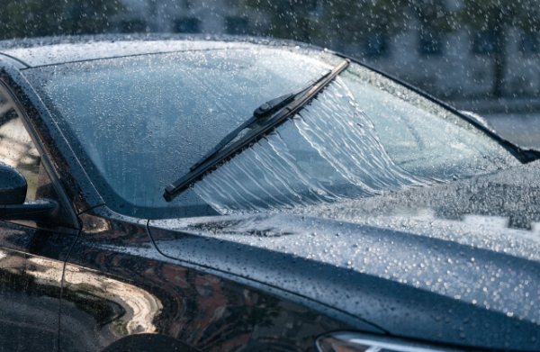 Silicone wiper blade in action demonstrating strong hydrophobic water beading effect during rain, water sheeting off cleanly
