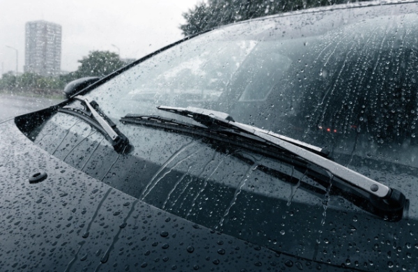 Modern flat (beam) wiper blades installed on a curved windshield performing in rain