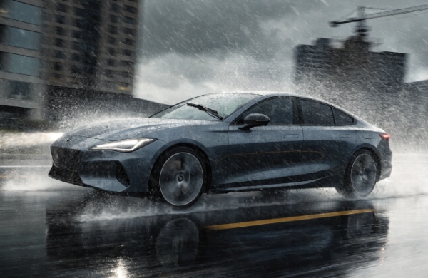 Hybrid and beam wiper blades performing perfectly in heavy rain at high highway speed, no lift, clear visibility