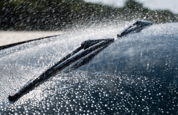 Close-up of silicone-coated blades performing excellently in heavy rain at high speed