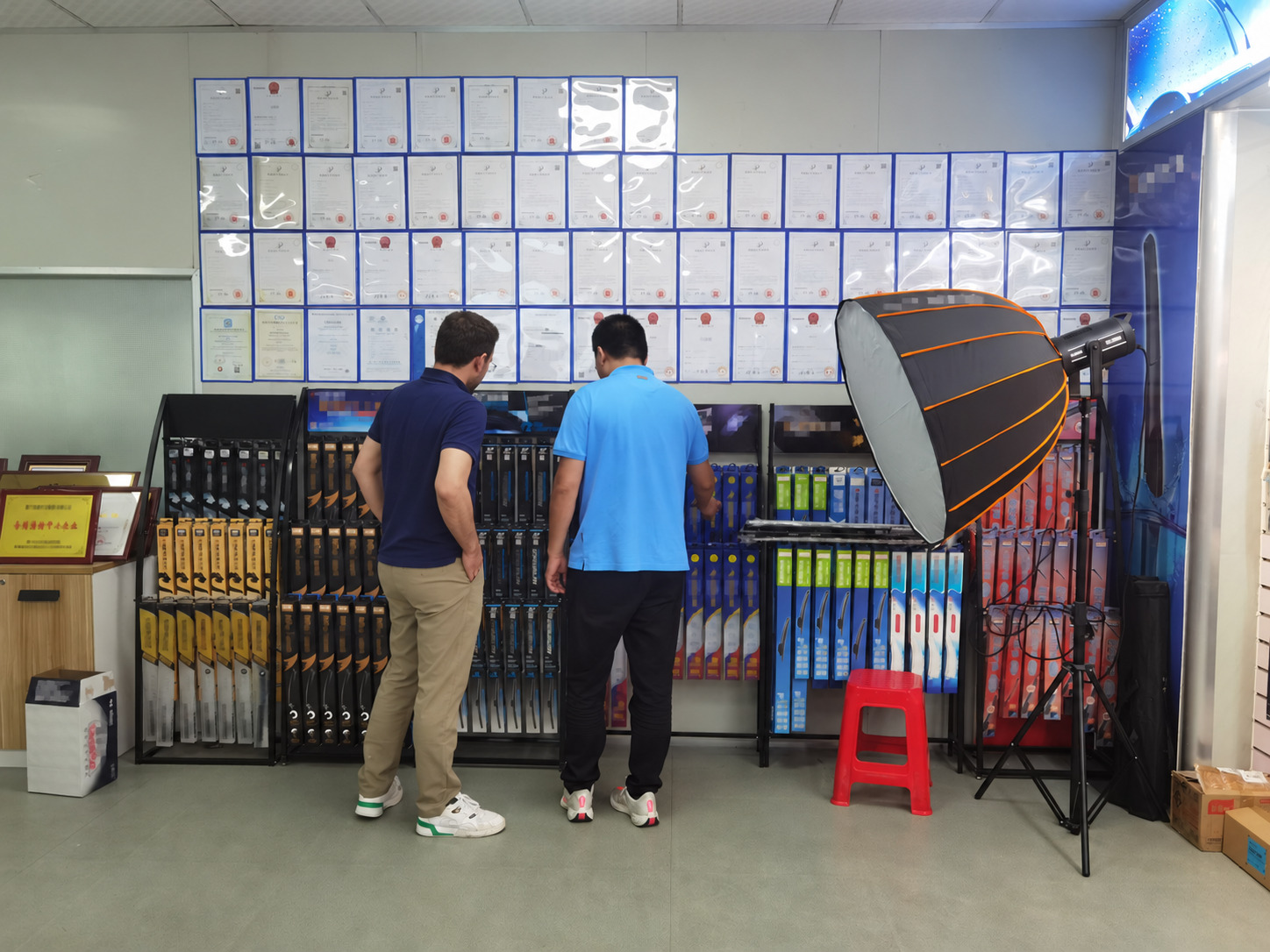 Distributor reviewing multi-fit and OE exact-fit wiper blade options with a professional supplier.